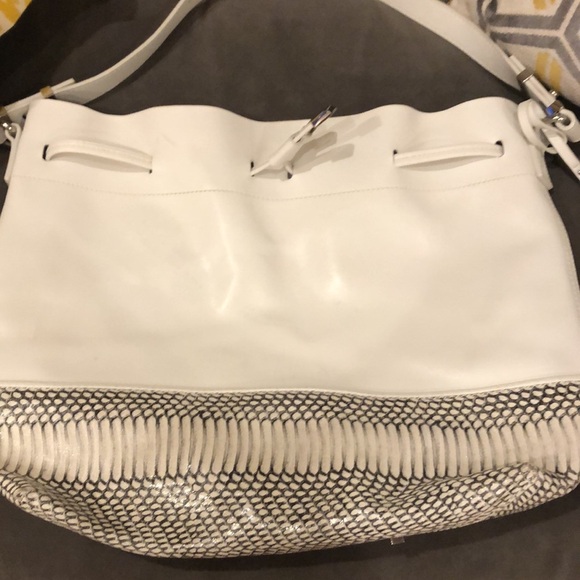 Vince Camuto 100% leather shoulder bag with draw cinch.  Silver hardware - Picture 5 of 9